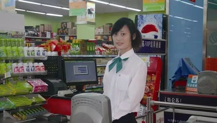 连锁便利店收银台与店员工作实拍照片