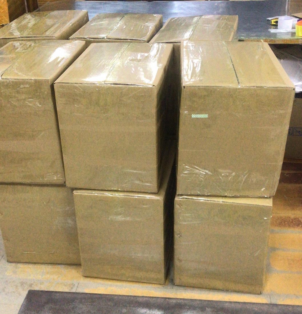 跨境电商仓库内待发货纸箱包裹实拍照片